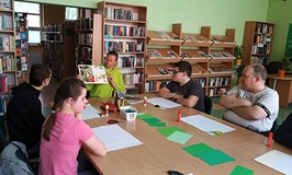 Wspólne czytanie książek o wiośnie w ogrodzie i na łące