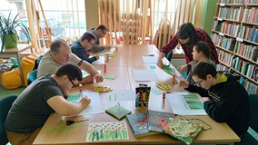 Uczestnicy podczas wykonywania prac plastycznych