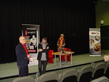 Wieczór nad rzeką zdarzeń Rafała Podrazy