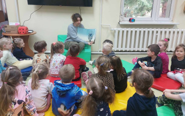 Bibliotekarka czyta dzieciom książkę