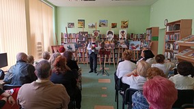 Władysław Pitak na tle fotogramów
