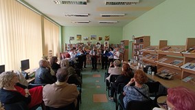 śpiewa zespół Universum
