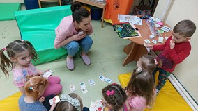 Dzieci i bibliotekarka w trakcie zabawy