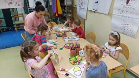 Dzieci w trakcie tworzenia pracy plastycznej