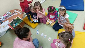 dzieci w trakcie zabawy