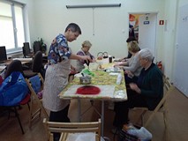 PORANEK Z KSIĄŻKĄ I ROBÓTKĄ