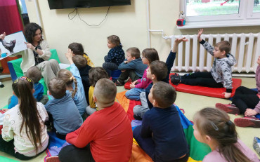 Bibliotekarka czyta książkę dzieciom