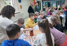Dzieci tworzą pracę plastyczną