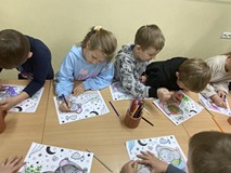 Dzieci tworzą pracę plastyczną