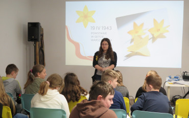 Bibliotekarka Aurelia prowadzi prelekcję na temat Akcji