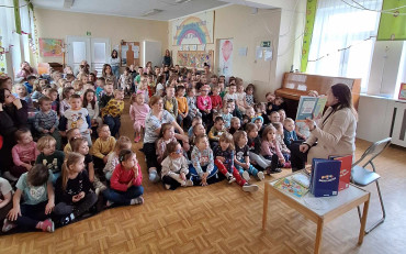 bibliotekarka czyta opowiadanie dzeciom