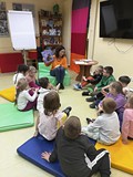Bibliotekarka pokazuje dzieciom obrazki