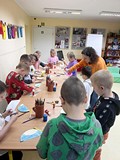 Dzieci tworzą prace plastyczne