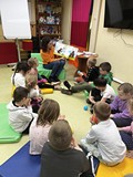 Bibliotekarka czyta dzieciom książkę