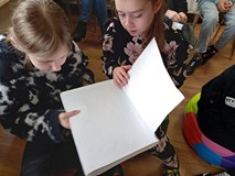 Uczniowie oglądają czasopismo 