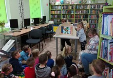 „Leśne Duszki” słuchają teatrzyku kamishibai