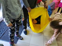 „Leśne Duszki” opuszczają bibliotekę magicznym tunelem