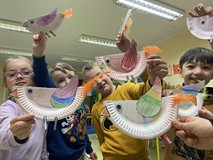 Dzieci prezentują swoje prace plastyczne