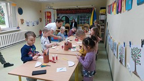 Dzieci w trakcie wykonywania pracy plastycznej