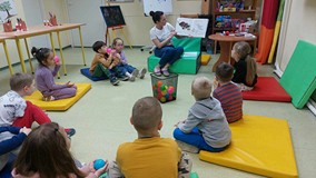 Bibliotekarka czyta dzieciom ksiązkę o Misiu Tulisiu