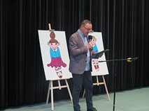 Dyrektor biblioteki Dariusz Pawlikowski otwiera Powiatowy przegląd retytatorski dla przedszkolaków M