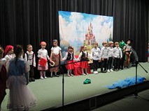 Występ przeszkolaków z Przedszkola nr 3 w Koszalinie w czasie Powiatowego przeglądu retytatorskiego 