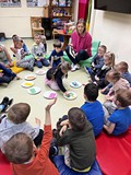 Bibliotekarka pokazuje ilustrację dzieciom