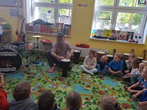 Pan Wojtek pokazuje dzieciom jak grać na bębenku