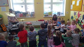 Wspólna gra dzieci na bębenkach