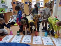 Na zdjęciu Muzylki porządkują emocje Kolorowego Potwora