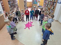 Na zdjęciu dzieci z grupy przedszkolnej Biedronki pozują z ułożoną z elementów Świnką Malinką