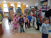 Na zdjęciu przedszkolaki wraz z Gosią podczas zabawy w RAZ DWA TRZY - ŚWINKA PATRZY
