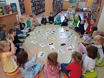 Na zdjęciu dzieci z grupuy SMERFÓW pakują do walizki niezbędne w podróży przedmioty