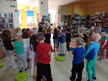 Na zdjęciu dzieci z grupuy SMERFÓW instruowane przez Gosię, odpalają silniki samolotu