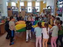 Na zdjęciu dzieci spełniają marzenie Świnki Malinki o podróży w kosmos - podrzucając ją na chuście a