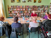 Uczestnicy DKK podczas dyskusji o książce Służące