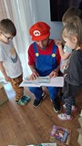 Super Mario czyta książki milusińskim