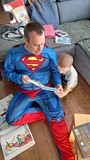 Superman czyta książkę