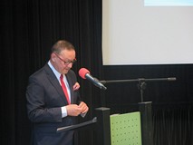 Dyrektor  Koszalińskiej Biblioteki Publicznej przemawia w  Dniu Bibliotekarza