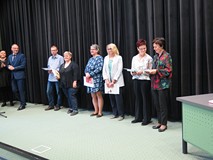 Jubilaci z ksiązkami w Dniu Bibliotekarza w Koszalińskiej Bibliotece Publicznej