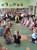 zabawy z bibliotekarką Dorotą
