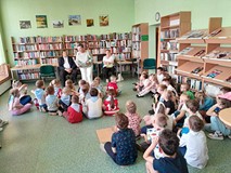 pani Bożena Kaczmarek czyta książkę