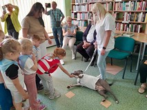 dzieci bawią się z Luną