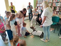 dzieci bawią się z Luną