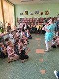 dzieci śpiewają piosenkę
