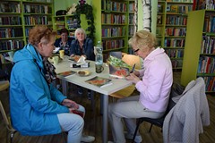 Stanisława Schreuder podczas wpisywania dedykacji do książki (fot. Anna Ignaczak)