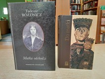 na zdjęciu książki