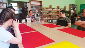 Wspólne czytanie książki i rozmowa o cięzkiej pracy mamy
