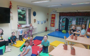 Bibliotekarka czyta dzieciom książkę