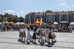 Etiuda teatralna w wykonaniu młodzieży z Teatru Niezgodni z Pałacu Młodzieży w Koszalinie.  Fot. Mar